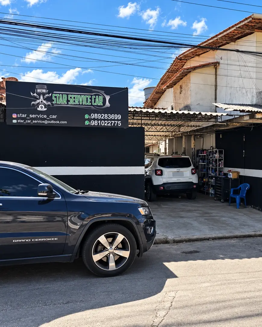 Fachada da Star Service Car na Av. João Alberto, no Turu, com a placa da oficina visível e a entrada coberta.