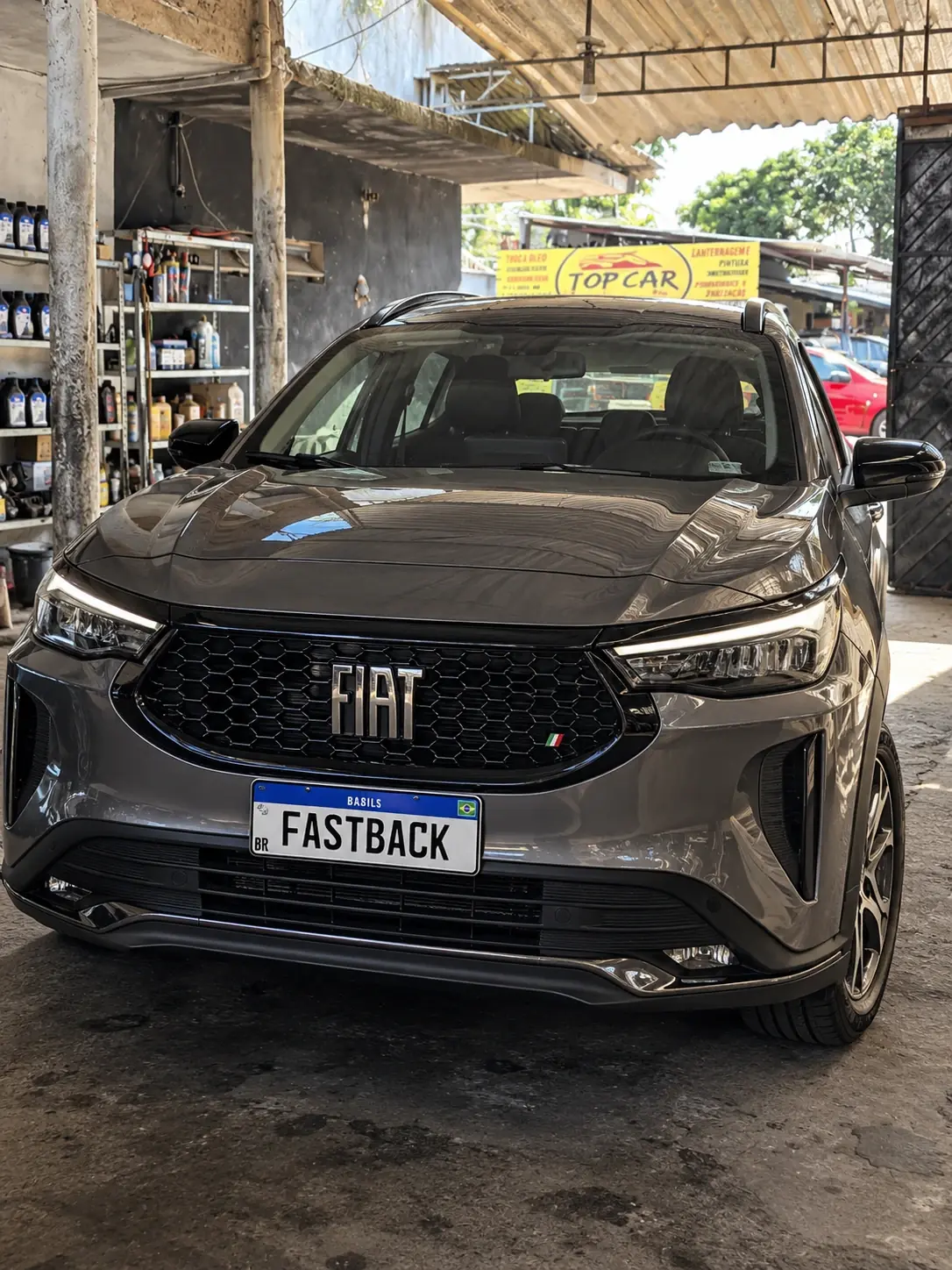 Fiat Fastback cinza de frente, estacionado dentro da oficina.